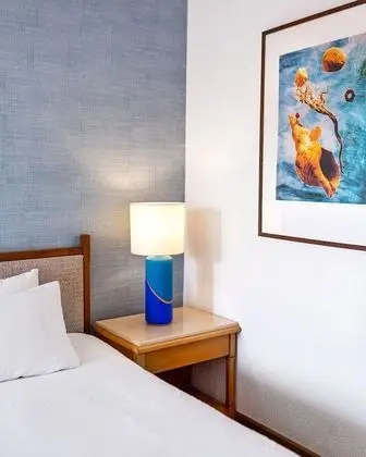 https://i.travelapi.com/lodging/1000000/920000/913500/913405/4d7e752f_z.jpg