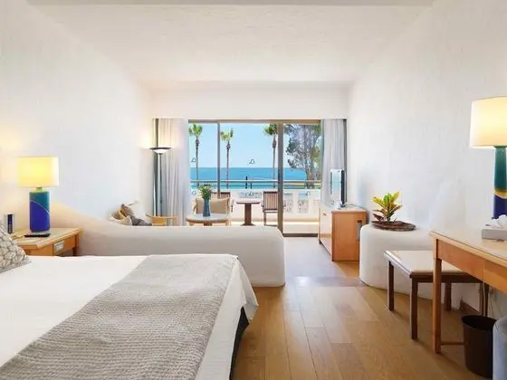 https://i.travelapi.com/lodging/1000000/920000/913500/913405/5f7ca547_z.jpg