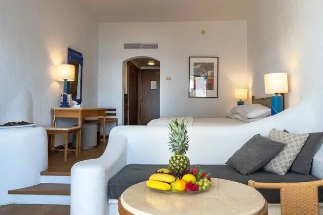 https://i.travelapi.com/lodging/1000000/920000/913500/913405/70d46d91_z.jpg