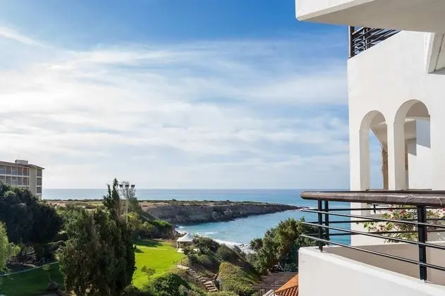 https://i.travelapi.com/lodging/1000000/920000/913500/913405/9a5595d9_z.jpg