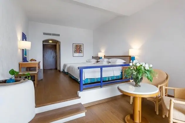 https://i.travelapi.com/lodging/1000000/920000/913500/913405/da975ec6_z.jpg
