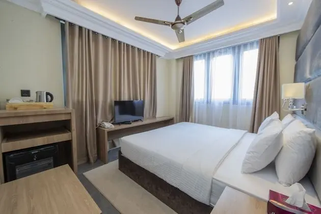 Deluxe Tek Büyük Yataklı Oda, Kısmi Deniz Manzarası