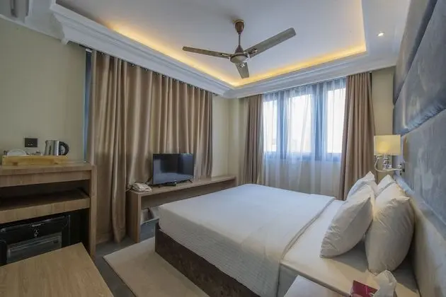 Deluxe Tek Büyük Yataklı Oda, Kısmi Deniz Manzarası