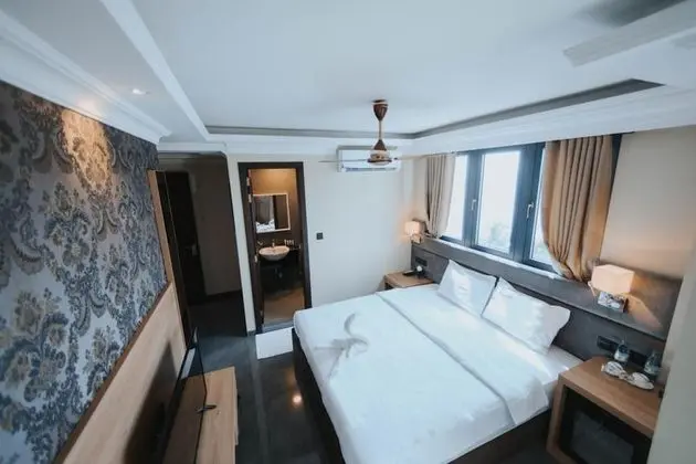 Deluxe Tek Büyük Yataklı Oda, Kısmi Deniz Manzarası