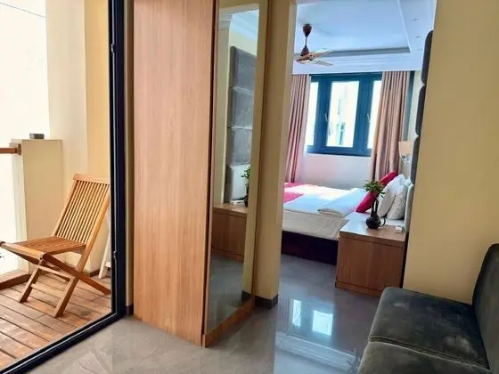 Deluxe Tek Büyük Yataklı Oda, Kısmi Deniz Manzarası