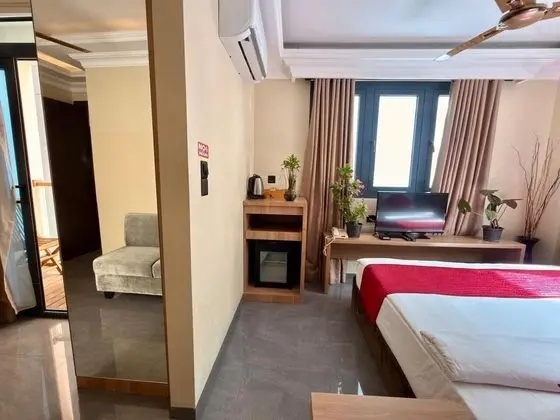 Deluxe Tek Büyük Yataklı Oda, Kısmi Deniz Manzarası