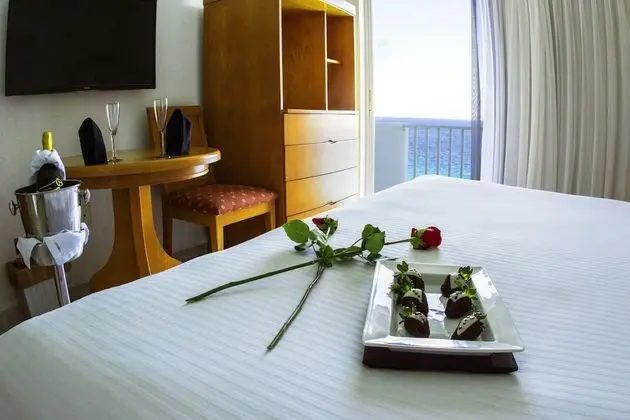 One Bedroom Suite - 1 king bed