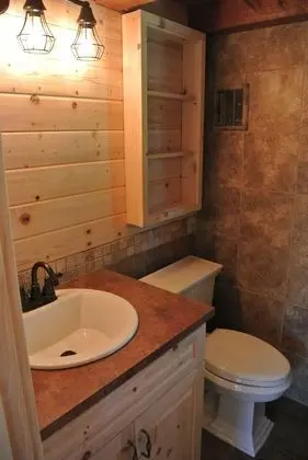 Kulübe, Özel Banyo (The Tiny Cabin)