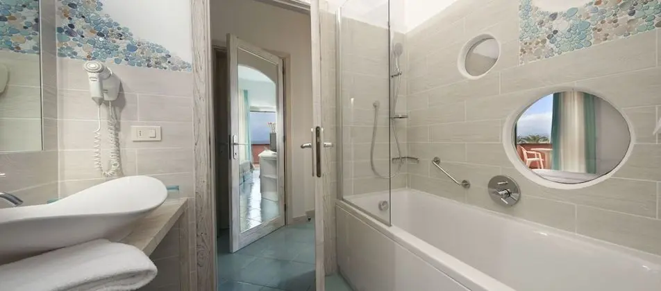 Deluxe Tek Büyük Yataklı Oda, Balkon, Deniz Manzaralı