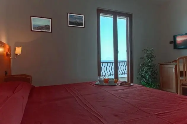 Tek Büyük veya İki Ayrı Yataklı Oda, Deniz Manzaralı