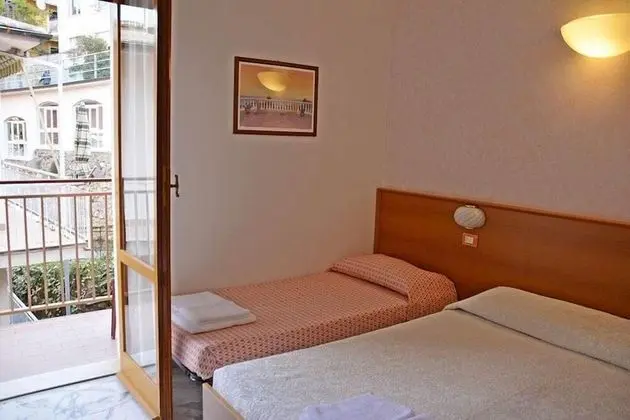 Üç Kişilik Oda