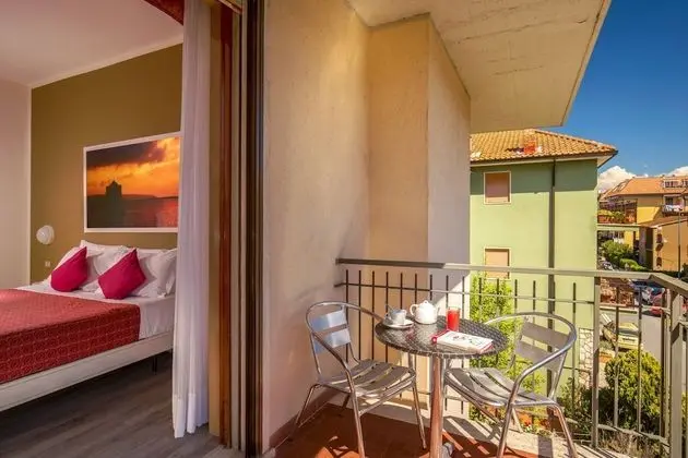 Tek Büyük veya İki Ayrı Yataklı Oda, Balkon, Bahçe Manzaralı