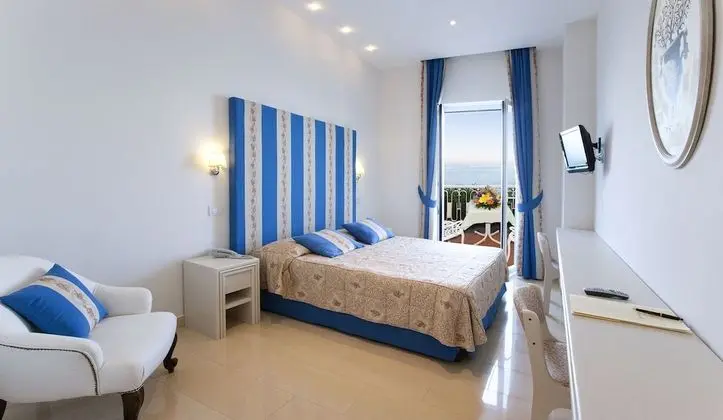 Deluxe Tek Büyük veya İki Ayrı Yataklı Oda, Balkon, Deniz Manzaralı