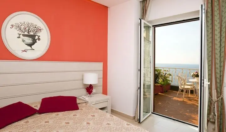 Deluxe Tek Büyük veya İki Ayrı Yataklı Oda, Balkon, Deniz Manzaralı