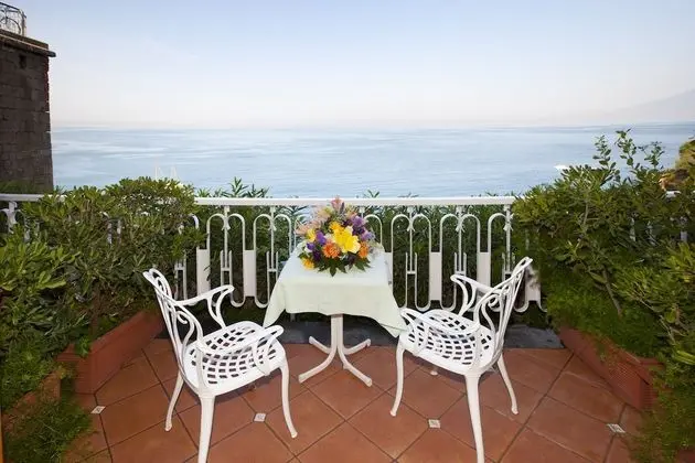 Deluxe Tek Büyük veya İki Ayrı Yataklı Oda, Balkon, Deniz Manzaralı