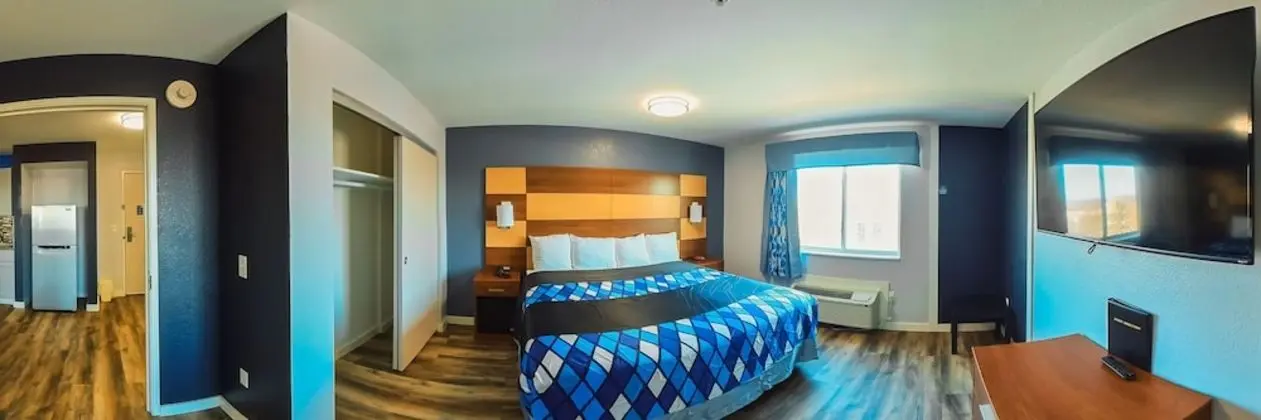 1 King Suite with Kitchenette Non-Smoking (Oversized)