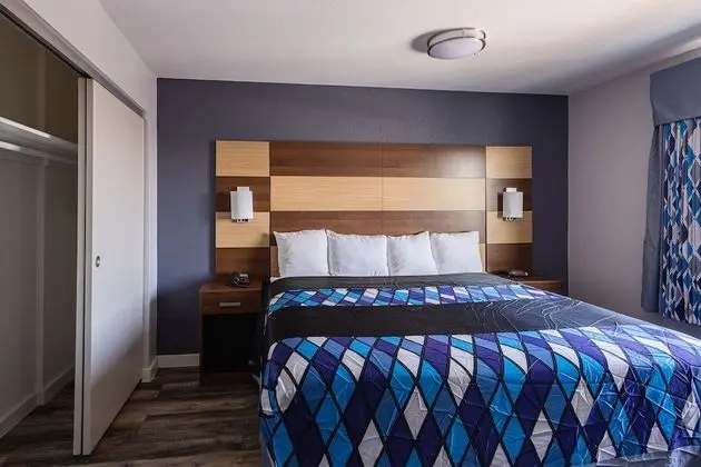 1 King Suite with Kitchenette Non-Smoking (Oversized)