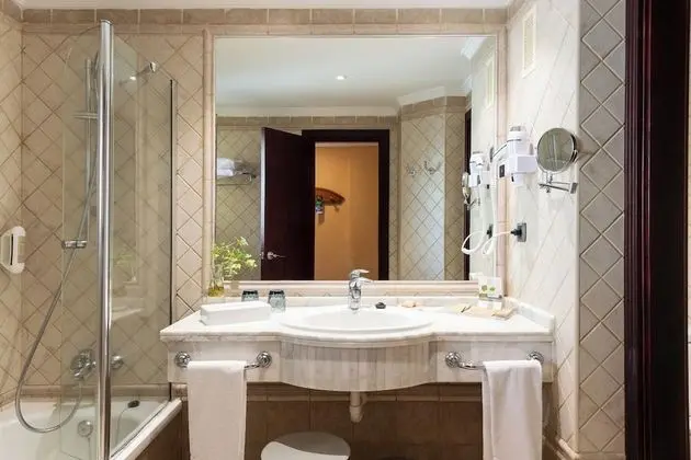 Tek Büyük Yataklı Oda (2 Adults + 1 Child)