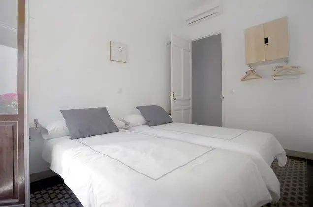 İki Ayrı Yataklı Oda, Ortak Banyo