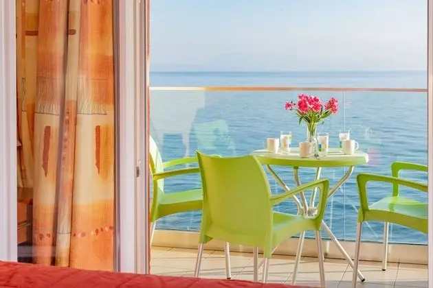 Üç Kişilik Oda, Deniz Manzaralı, Denize Sıfır