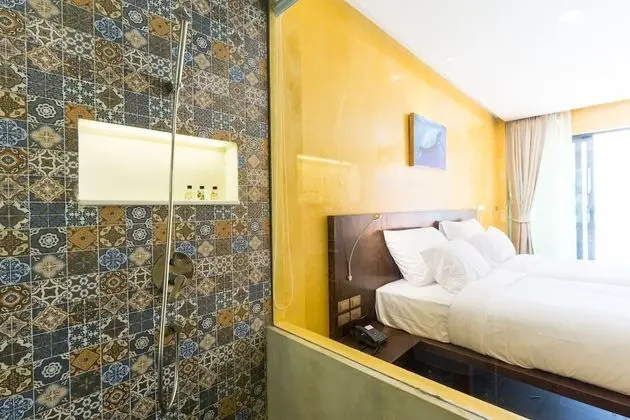 Deluxe Sea View (1 King Bed)