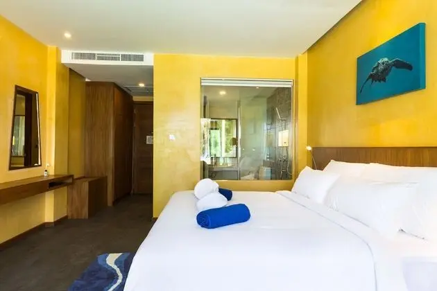 Deluxe Sea View (1 King Bed)