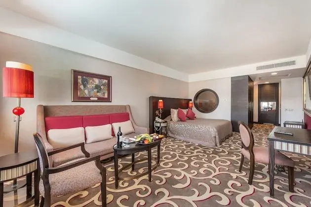 Lake Family Room, Pool Access