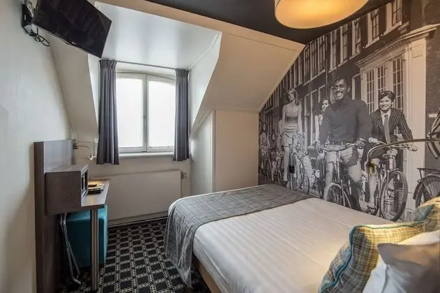 kleine 2 persoons kamer met 1 bed
