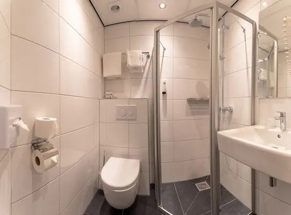 kleine 2 persoons kamer met 1 bed