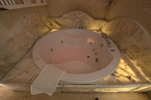 Deluxe Cave, , Jakuzili