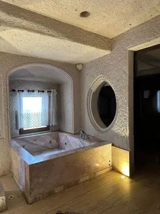 Deluxe Cave, , Jakuzili