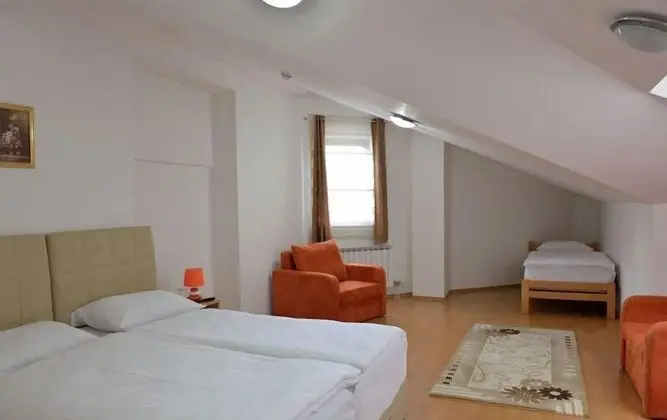 Üç Kişilik Oda