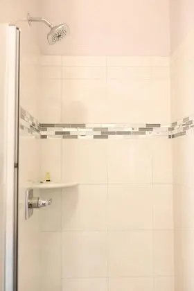 Tek Büyük Yataklı Oda, Özel Banyo (Room One & Seven)