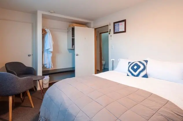 Standard Oda (Private Bathroom across the hall)
