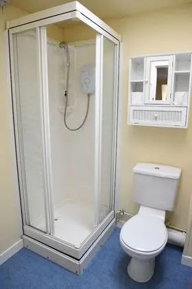 İki Ayrı Yataklı Oda, Ortak Banyo