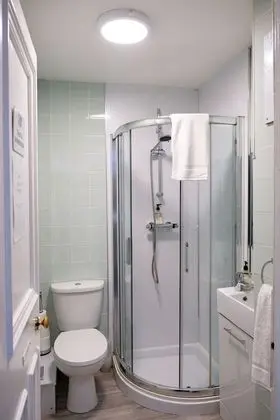 İki Ayrı Yataklı Oda, Ortak Banyo