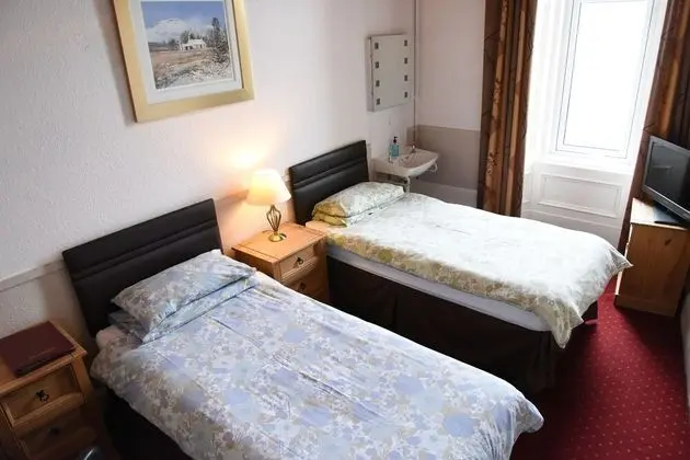 İki Ayrı Yataklı Oda, Ortak Banyo