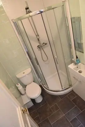 İki Ayrı Yataklı Oda, Ortak Banyo
