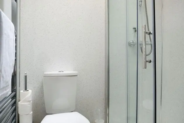 Tek Büyük Yataklı Oda, Ortak Banyo