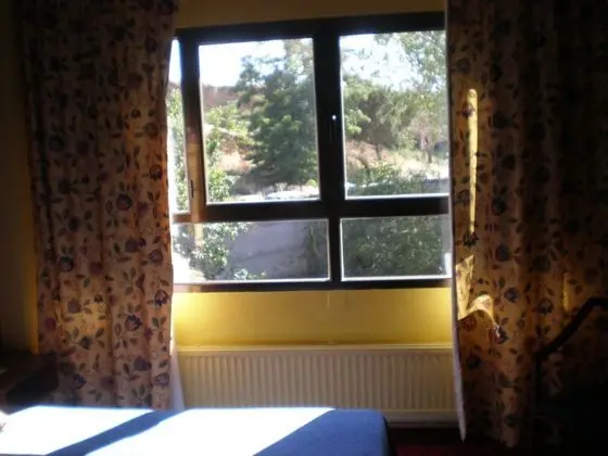 Tek Büyük Yataklı Oda (2 Single Beds,Interior Patio View)