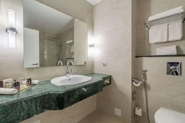 Deluxe Tek Büyük Yataklı Oda, Kısmi Deniz Manzaralı