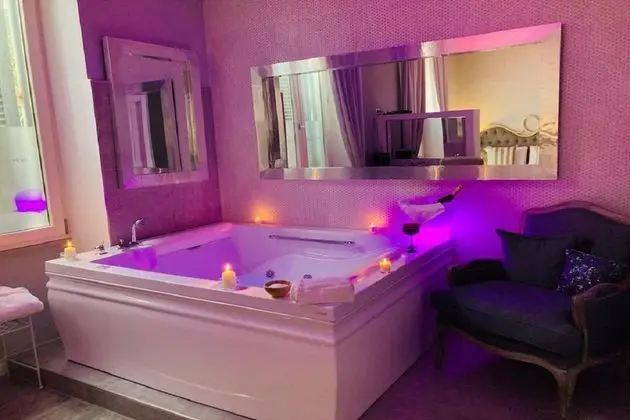 Honeymoon Oda, Sıcak Su Havuzu