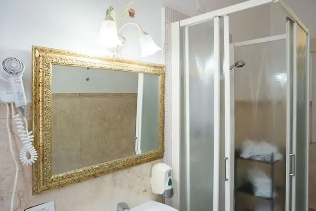 Tek Büyük Yataklı Oda, Ortak Banyo