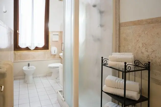 Üç Kişilik Oda, Ortak Banyo