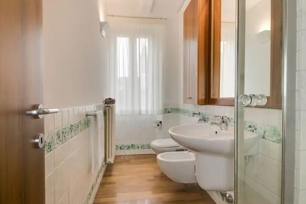 Tek Büyük Yataklı Oda, Özel Banyo, Bahçe Manzaralı (Melograno)