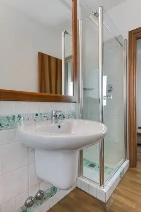 Tek Büyük Yataklı Oda, Özel Banyo, Bahçe Manzaralı (Melograno)