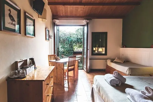 Üç Kişilik Oda, Avlu