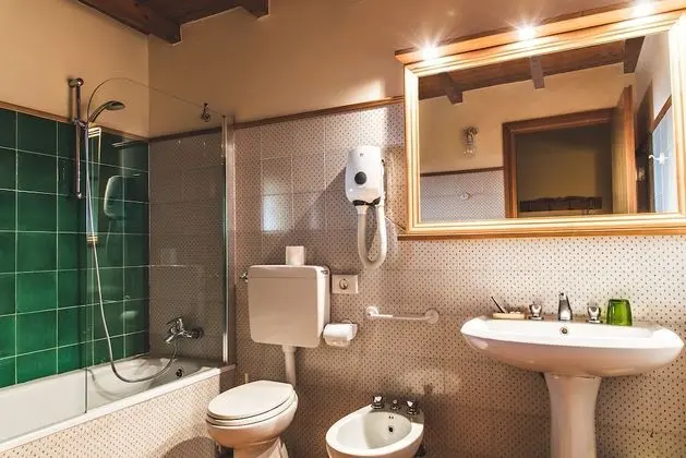 Üç Kişilik Oda, Avlu