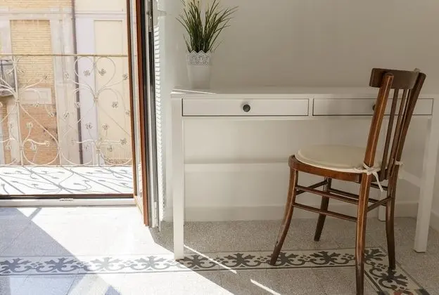 Tek Büyük veya İki Ayrı Yataklı Oda, Ortak Banyo (external - balcony)