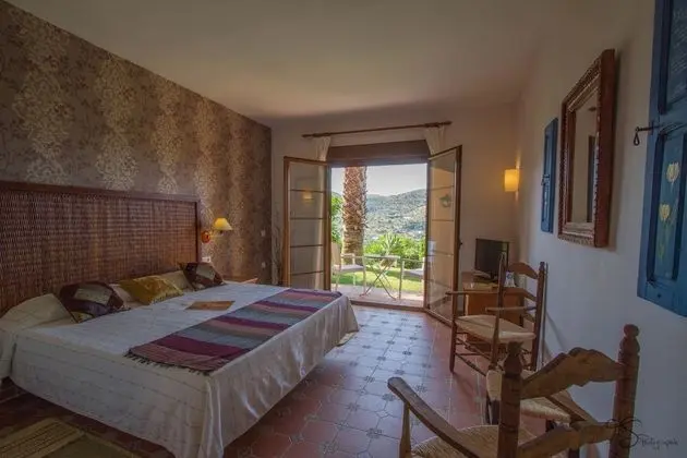 Tek Büyük veya İki Ayrı Yataklı Oda, Teras, Bahçe Manzaralı